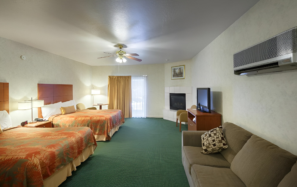 Queen Queen with Spa Tub, Kitchenette and Fireplace